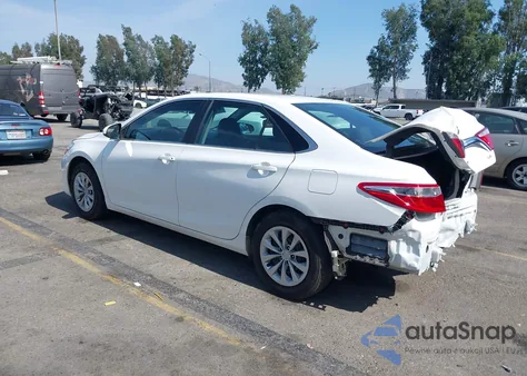 2017 Toyota Camry Le z USA, uszkodzony, nr VIN 4T1BF1FK8HU768038